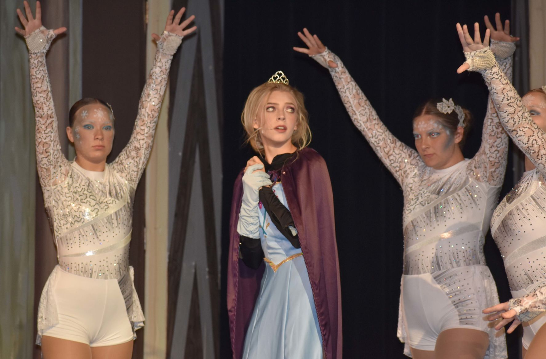 Frozen 5 Elsa and Snowflakes.jpg